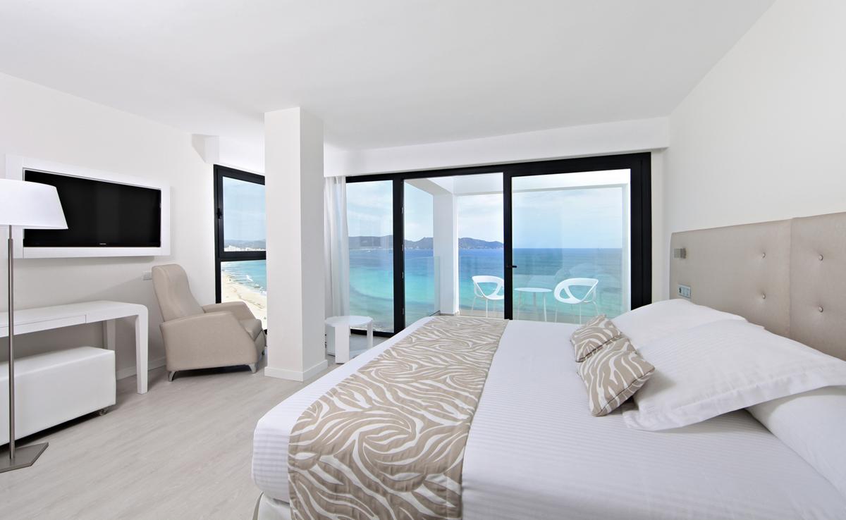IBEROSTAR's tweet photo. ¿Qué os parece la nueva estrella #IBEROSTARCalaMillor en #Mallorca? http://t.co/Kg60irsoIP