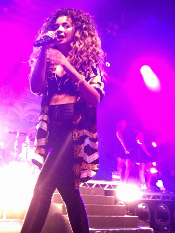 azjunia's tweet photo. @jessica21392 Ella touched my hand mmmm http://t.co/FK87tp5POn