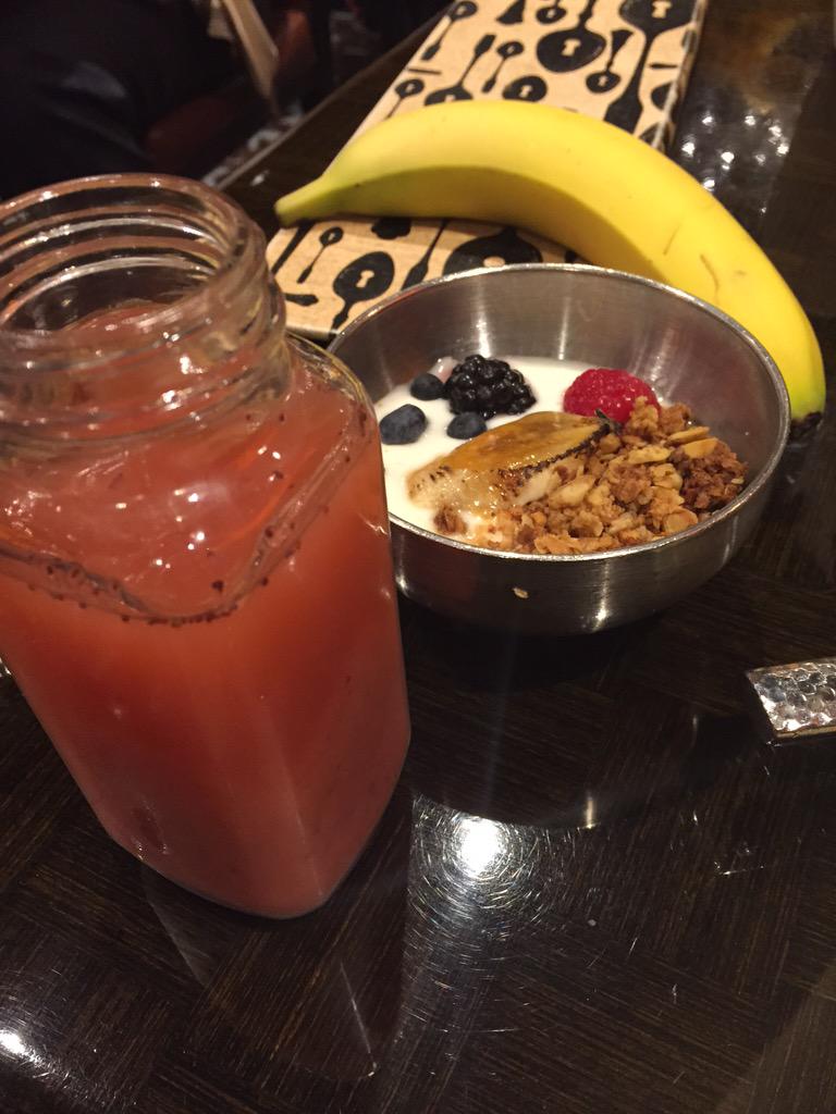 Demenni's tweet photo. Breakfast with the amazing Kedisha Ebanks to start off an awesome #NABA2015 Thurs! Teaming is winning! #UatEYNABA http://t.co/QAgxn9XrQM