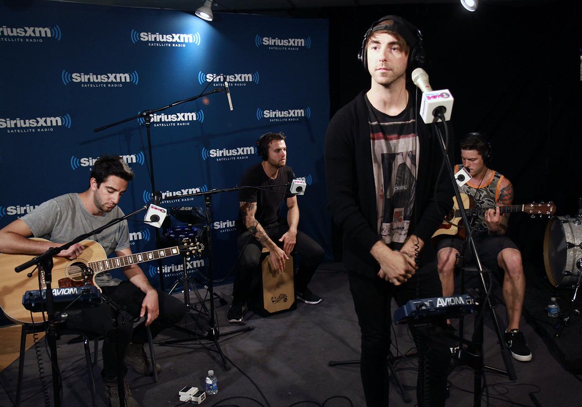 SIRIUSXM's tweet image. Something's Gotta Give: @AllTimeLow live on @SiriusXMHits1! (Re-tweet if you ❤ it) bit.ly/1e5BaKG