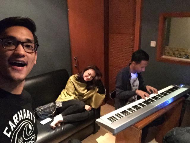 afgan___'s tweet image. Songwriting session with @inunumata semalem, ditemani @mynameisrossa. Berhasil nih lagunya. 😁