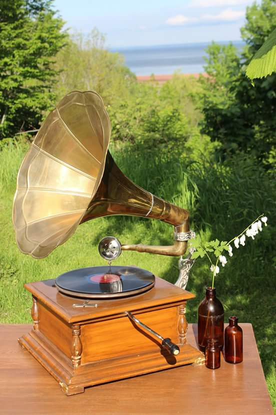 Found this amazing gramophone in Lunenburg!!