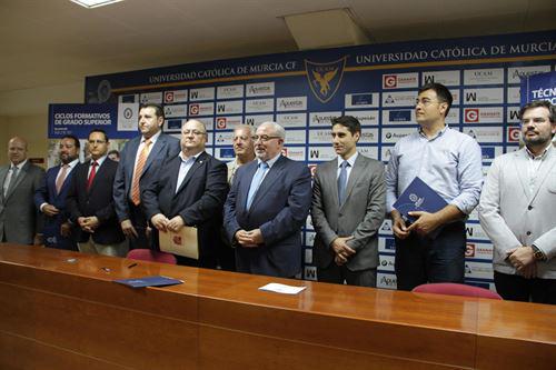 EPMurcia's tweet photo. La UCAM y las federaciones deportivas de la Región ofrecerán formación especializada - http://t.co/piiTezG2oj http://t.co/sqNMil9vh4