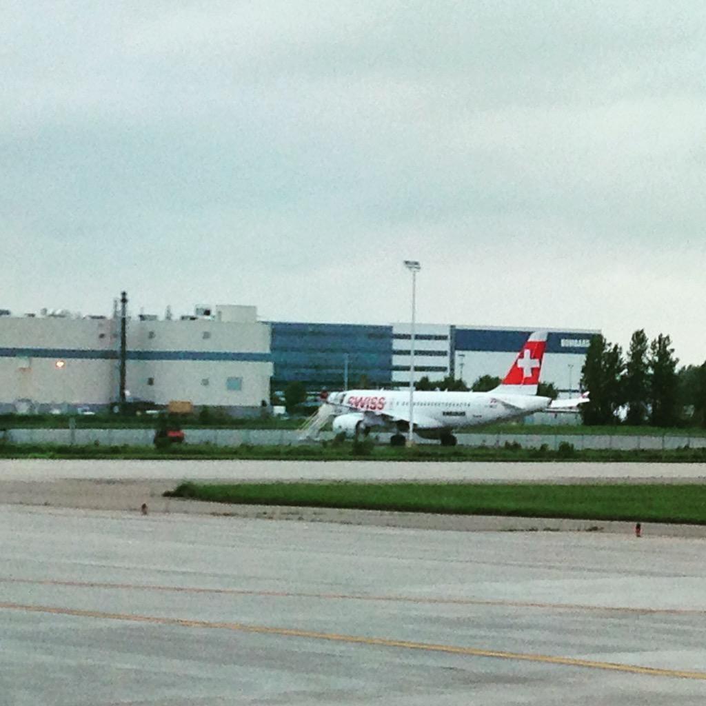 mbuxton87's tweet photo. Swiss CSeries 100 ready for @parisairshow in Mirbabel #PAS15 @Bombardier #cseries #@FlySWISS #launchcustomer http://t.co/15b4zcPFYR