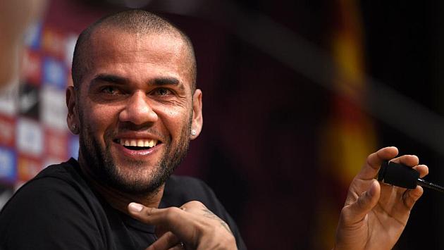 Dani Alves Extends Contract With Barca
