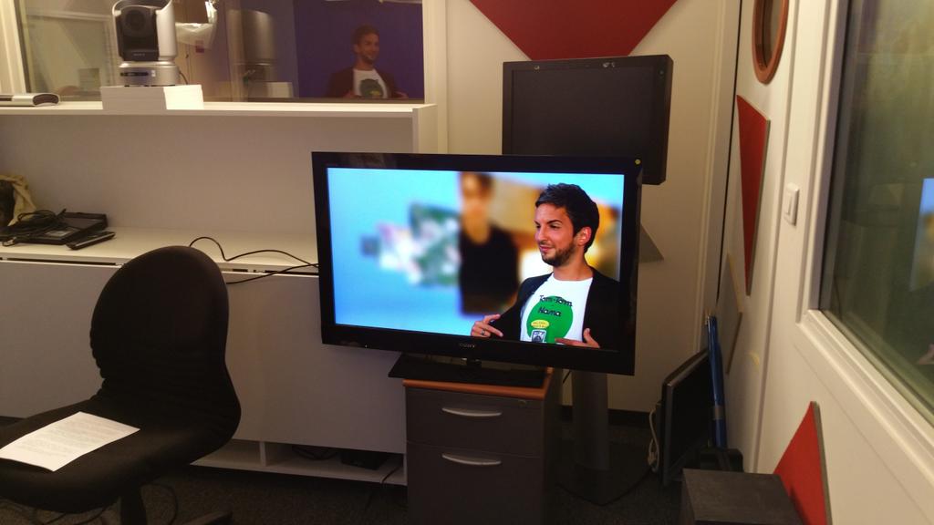 ThibaudVezirian's tweet photo. Enregistrement du #ZapNet hebdo @LCI avec le dernier né @_KidKult_ ! #merci #TomTom #Nana http://t.co/YW54UieEB4