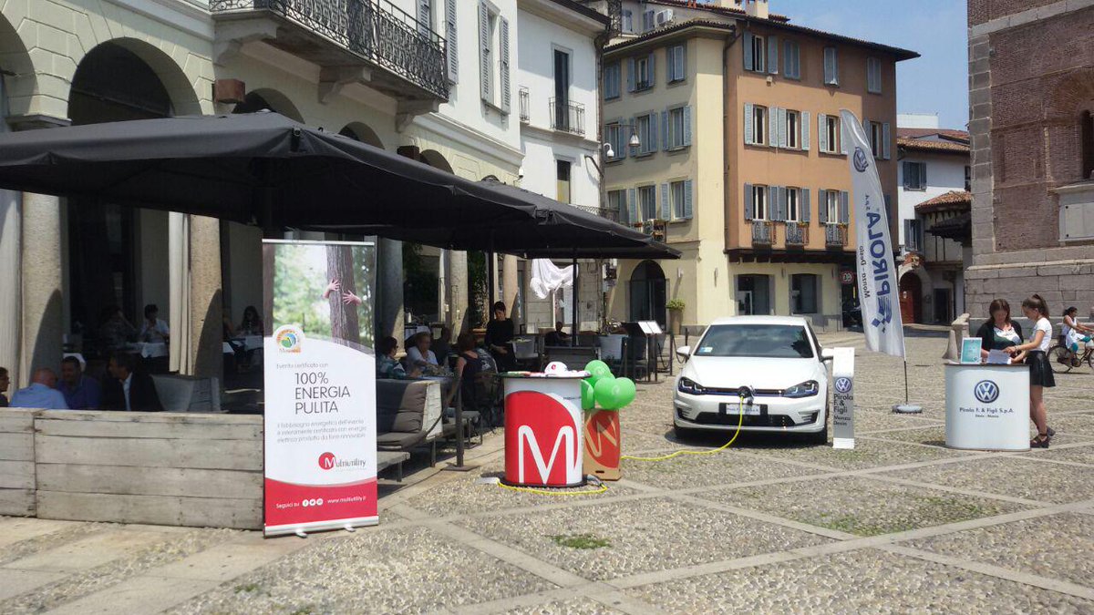 HubnetMonza's tweet image. Live da piazza Duomo @multiutility #golf #gte #monza #green #motion