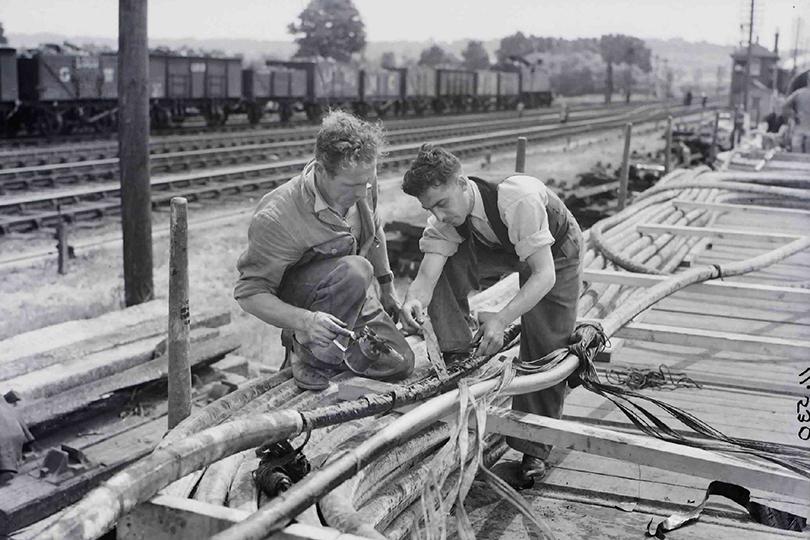 ThorneanDerrick's tweet photo. Cable Jointers Working On Cables, Severn Railway Tunnel, Gloucestershire, 1940 #tbt #cablejointers http://t.co/SDEknWVeER