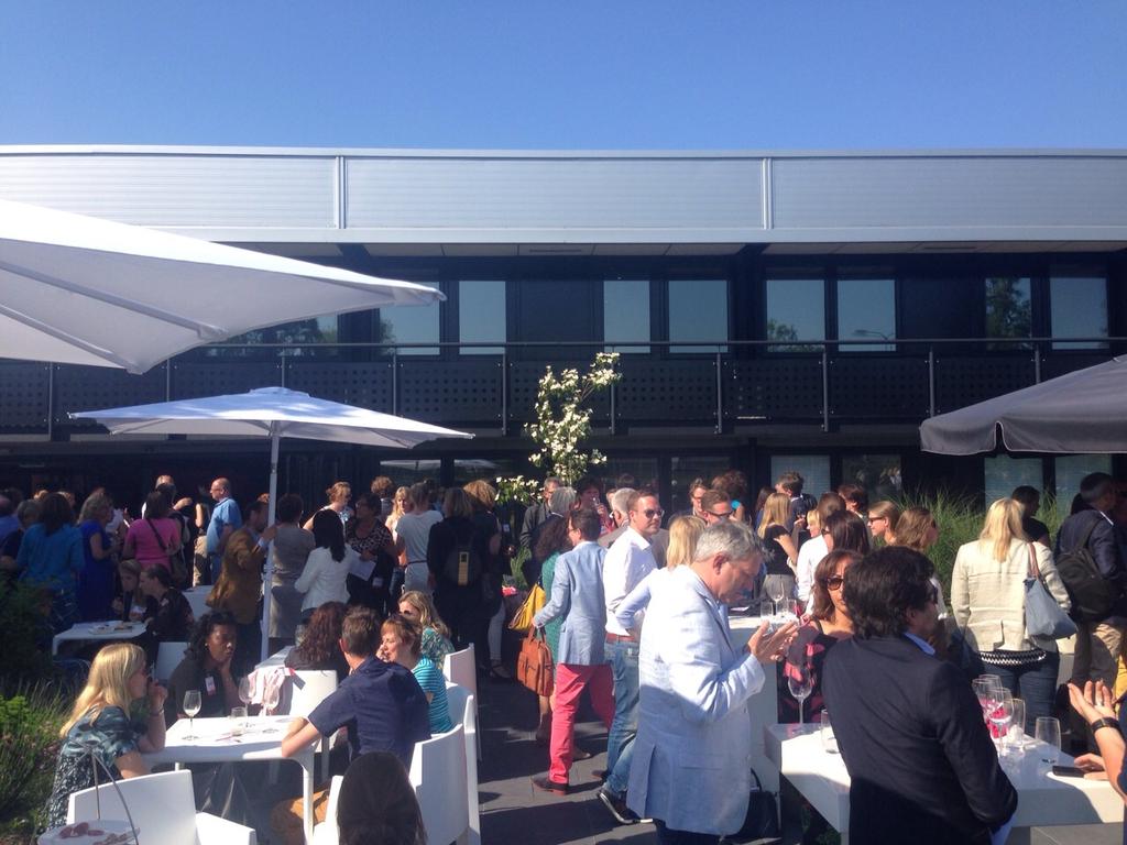 cdaylogeion's tweet photo. We sluiten een prachtige dag af met een borrel op het terras. Dank aan alle aanwezigen op #CDAY15 #Logeion http://t.co/pdgDXcdBa2
