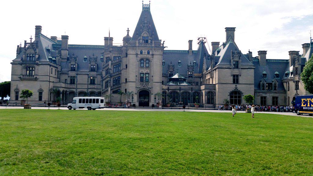 BlakeRoller's tweet photo. Today's job duties, go tour Biltmore Estate the largest home in America #UBSummer #ETSU http://t.co/p9nJT1qowy