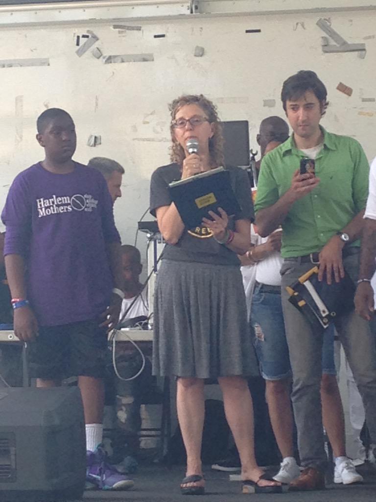 hawkinss135's tweet photo. @NYC_SafeStreets @transalt addressing the crowd #walk2life #safestreets http://t.co/oeGI5GynQf