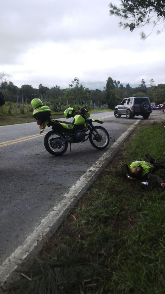 AndreaSuarez9's tweet photo. @JuanManSantos más policias muertos por las farc en el cauca esa es la paz que quiere este h... presidente http://t.co/ov5LUoeFAk