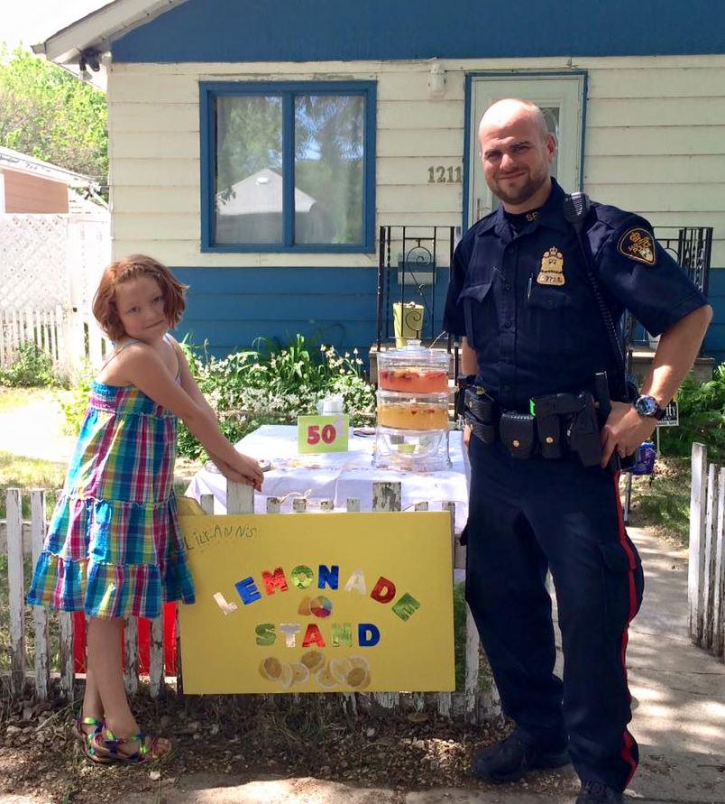SaskatoonPolice's tweet photo. This Cst. found a cool way to beat the heat this week when he found this young lady's lemonade stand! #yxe http://t.co/EtQC2ng4d5