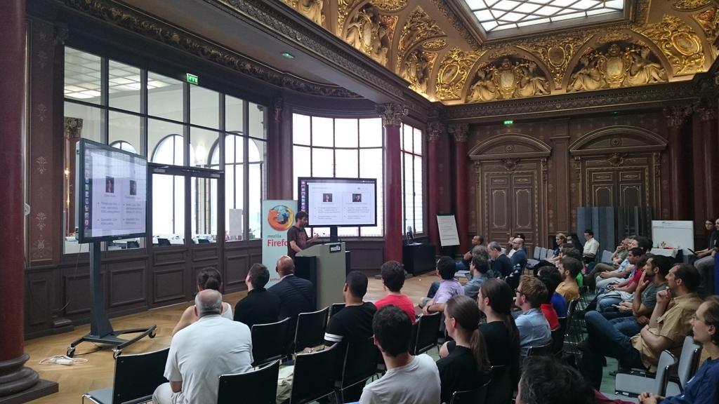 ParisEmbedded's tweet photo. Charly commence avec "Un rom cooking industrialisé, les bonnes pratiques à adopter" #ParisEmbedded http://t.co/Id5AhPh4uW