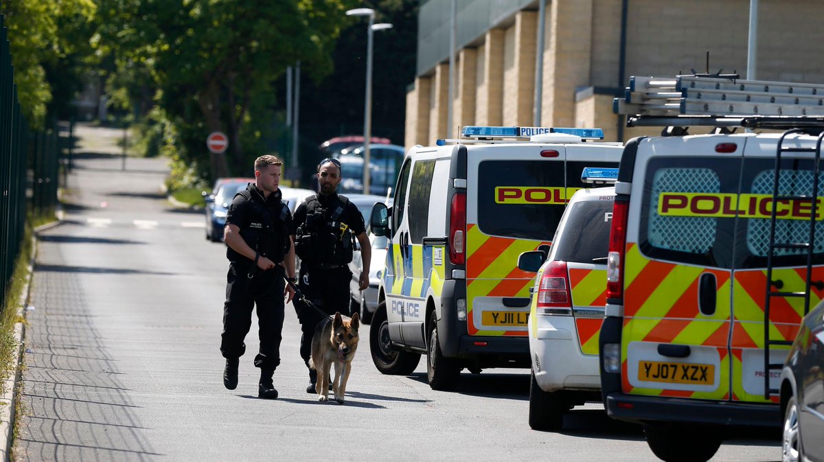 KieranSmith2005's tweet photo. 14-year-old boy arrested after teacher stabbed at a school in Bradford: Latest updates http://t.co/vv13ZWdNyv http://t.co/WHKpB4INkw #itvnew