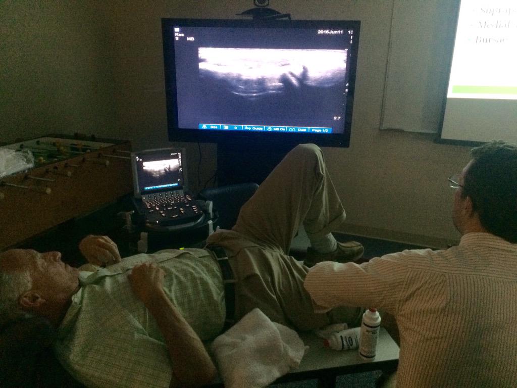 SelfResidency's tweet photo. Using sound to examine the knee at the SM Ultrasound Workshop #AtSelf http://t.co/03T7TZDmtY