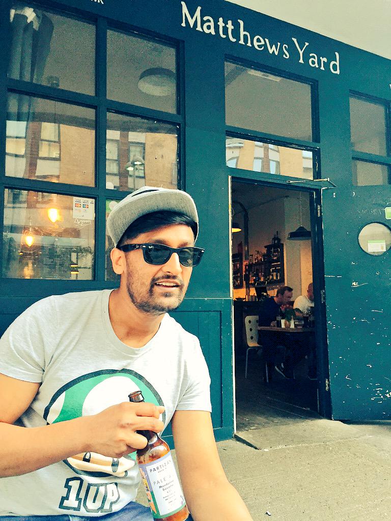 chaitimeshow's tweet photo. @AmboMagic &amp; @pritpresents havin a cheeky post show beer @brgrandbeer @MatthewsYard #partizan #beer #croydon http://t.co/dW8nrcjUD3