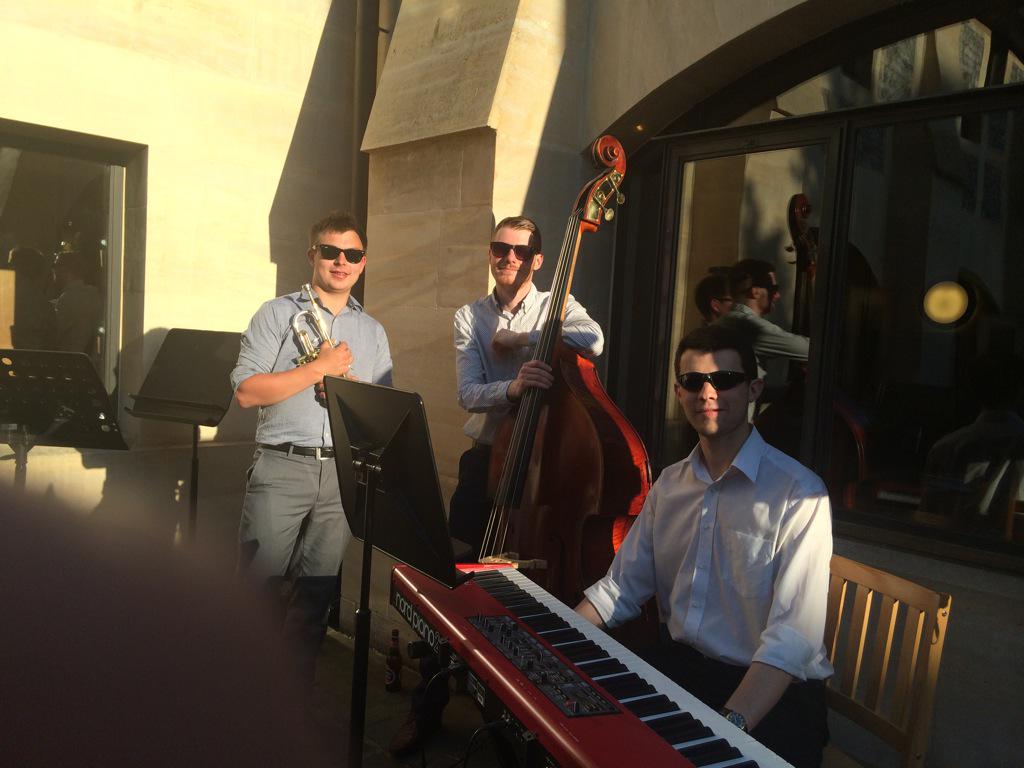 We're being entertained by <a href="/grooveonup/">Groove On Up</a> trio. Fantastic jazz. Love the blue note!