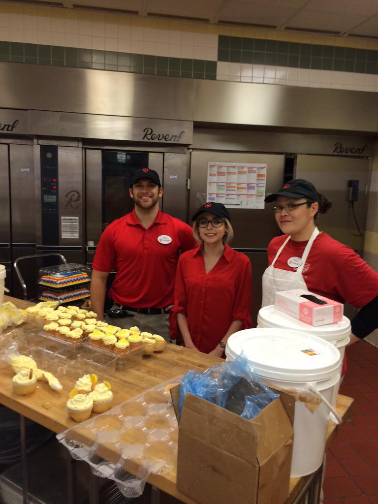 JessicaM_Target's tweet image. Having fun learning about bakery processes with our 2 interns #2335 @Maurice_Jones_1