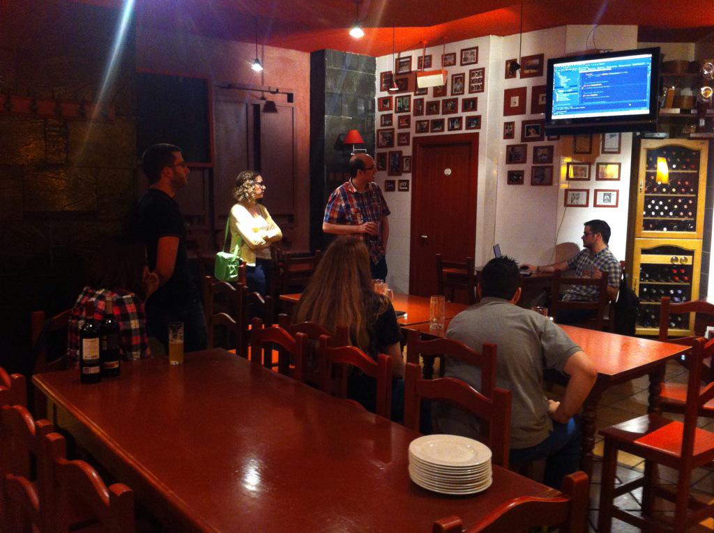 LaJamoneria's tweet image. Al final lo más importante no fue la charla ni la cena: fue el Follador (el de la foto) #Zaragoza