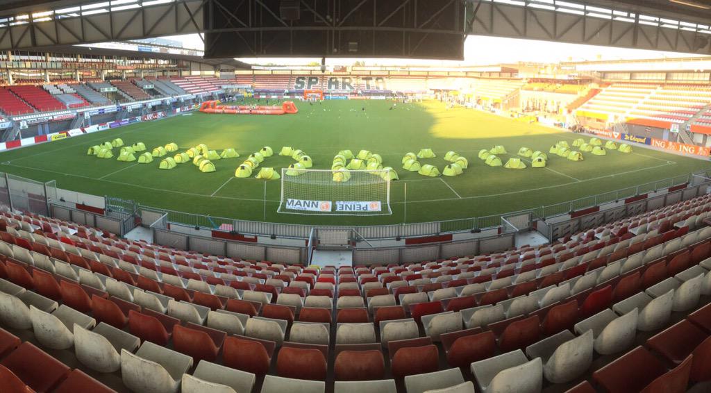 oranjevrouwen's tweet photo. De tenten staat er ook al, maar eerst: #Wakkerblijven voor de wedstrijd om 00.00 #Oranjedroomslaapfeest #Samenkijken http://t.co/FjS4mC2v52