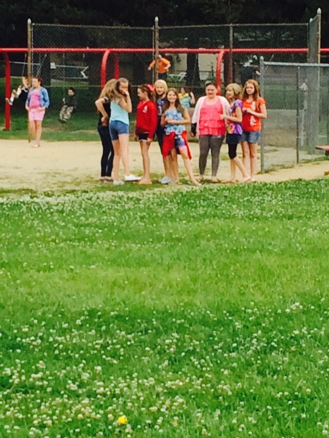 KimbrueTara's tweet image. Last recess ever for fifth graders😀@SyringDragons