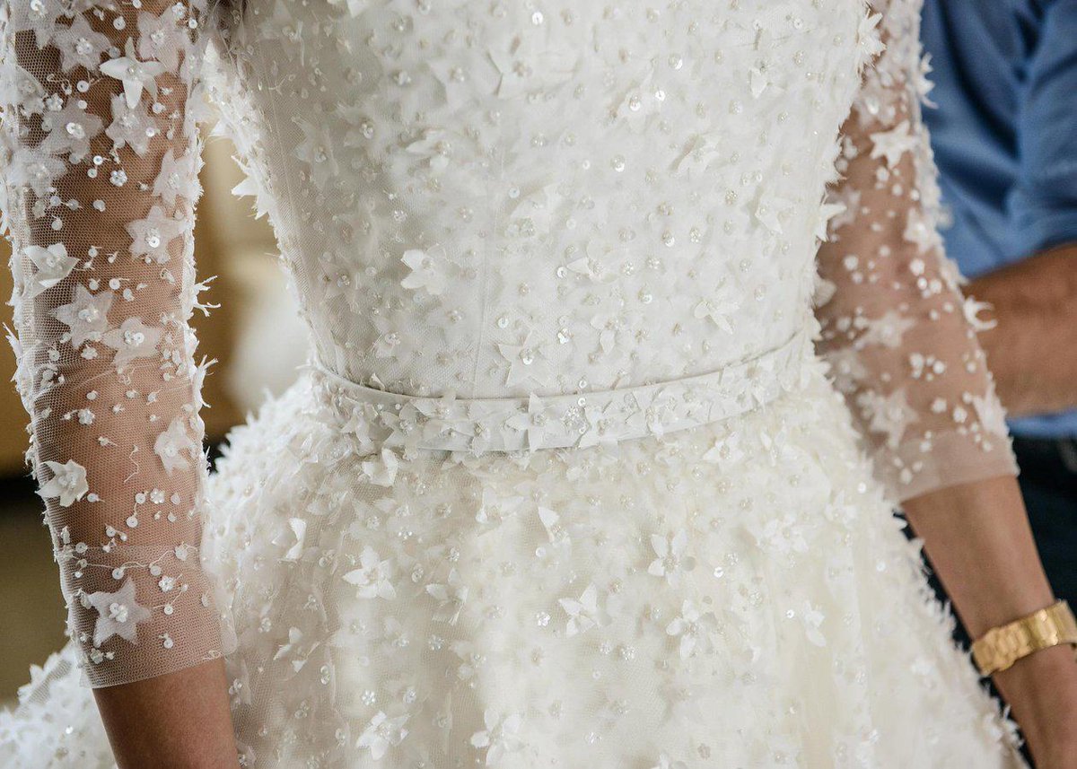 voguemagazine's tweet photo. Peter Copping’s first wedding dress for Oscar de la Renta revealed—see the photos: http://t.co/B6BsBxdhX4 http://t.co/ZRW27Ip7ni