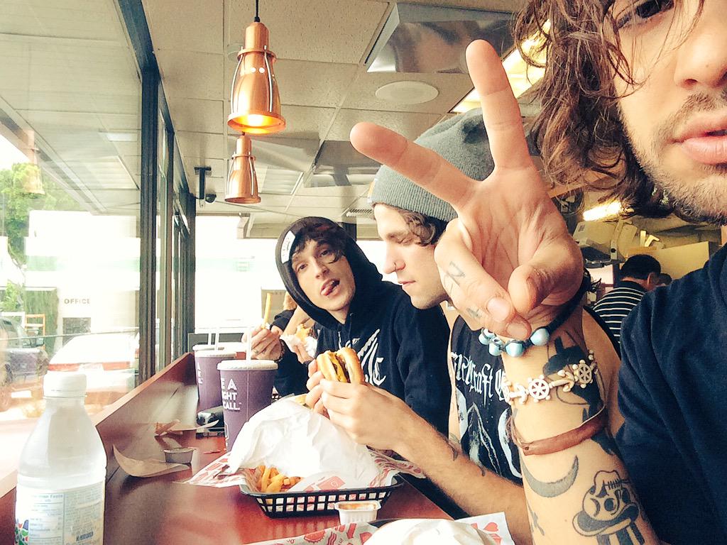 matty_utd's tweet photo. we out here LA. playing whiskey tonight 👽 http://t.co/uGmQOGz7eh