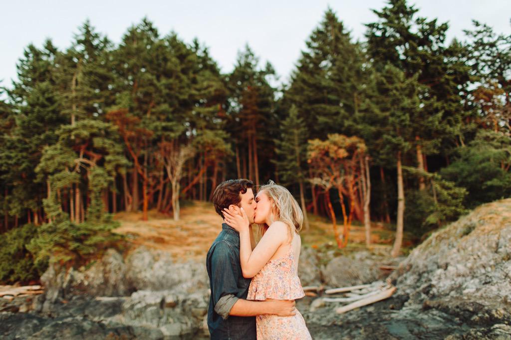 I just threw a fresh blog post up on my site! A beautiful Bowen Island engagement session. Link in profile!