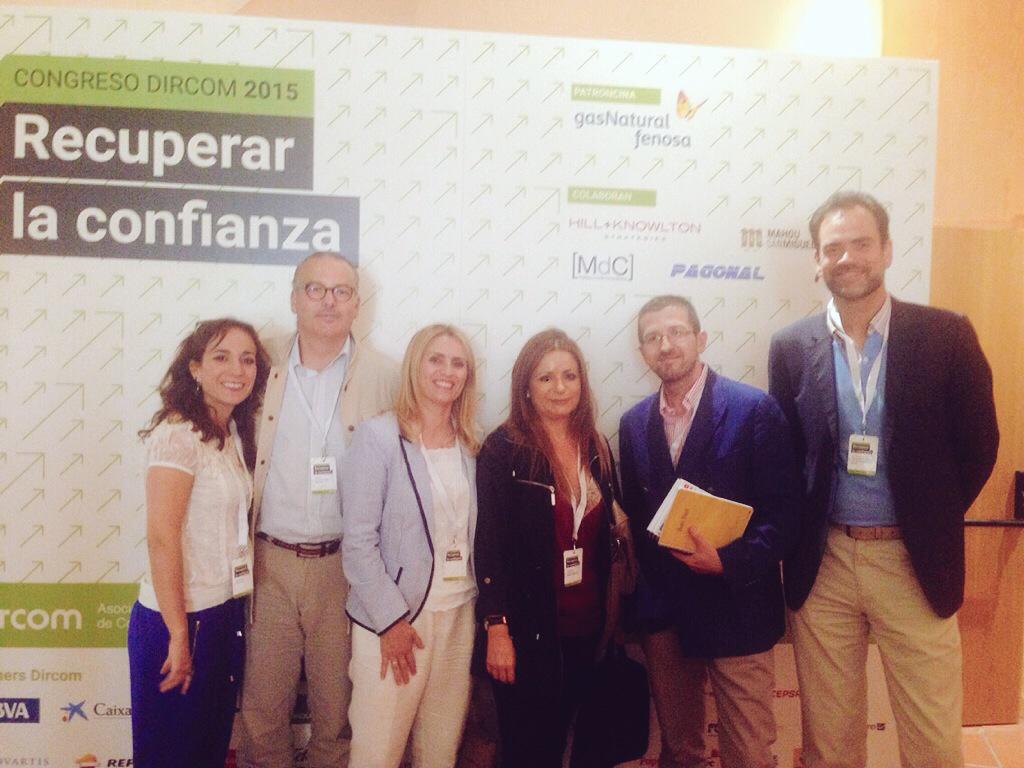 DircomAND's tweet photo. Final de #CDircom15 @isaalba @emiliaprotocolo @penelopefalcon @maroblesgomez e Ignacio Marín con @SebasCebrian http://t.co/DHWRVLrJpp