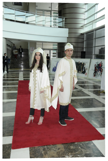 Konya Karatay Üniversitesi'nin mezuniyet cübbeleri. Benzetmek istediklerinin tam tersi Papa'nın cübbesi gibi olmuş :)