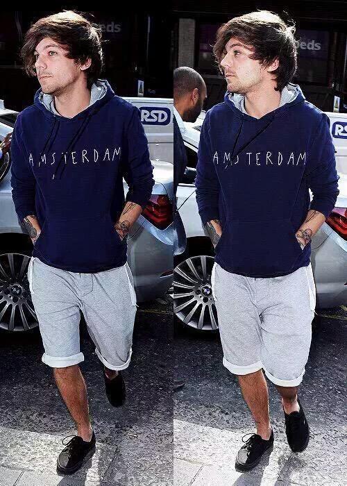 ifuvyoon's tweet photo. enquantos uns sofrem por Perrie Malik, eu sofro por louis today de moletom http://t.co/UAsWnKWGj9