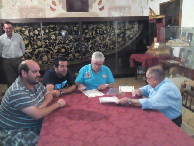 Se acaba de proceder a la firma del contrato con nuestra querida Agrupación @ArahalVictoria!