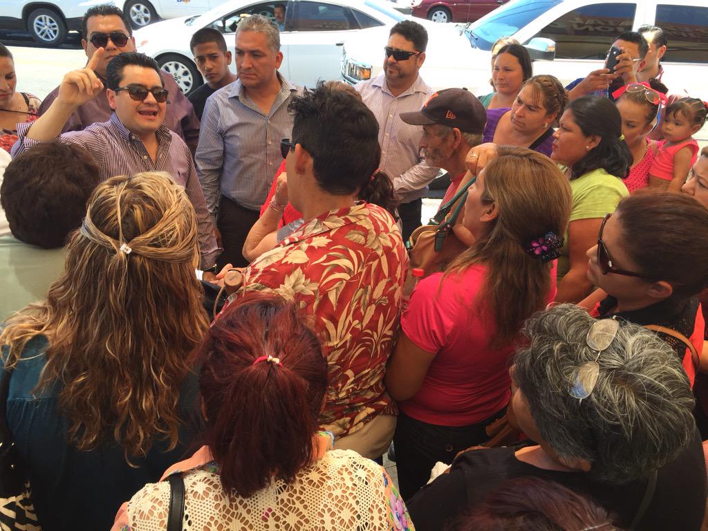 GildardoReal's tweet photo. Aquí con la gente que nos está apoyando por que se lleve a cabo la elección justa que nos merecemos los sonorenses! http://t.co/WbCtYHIYUO