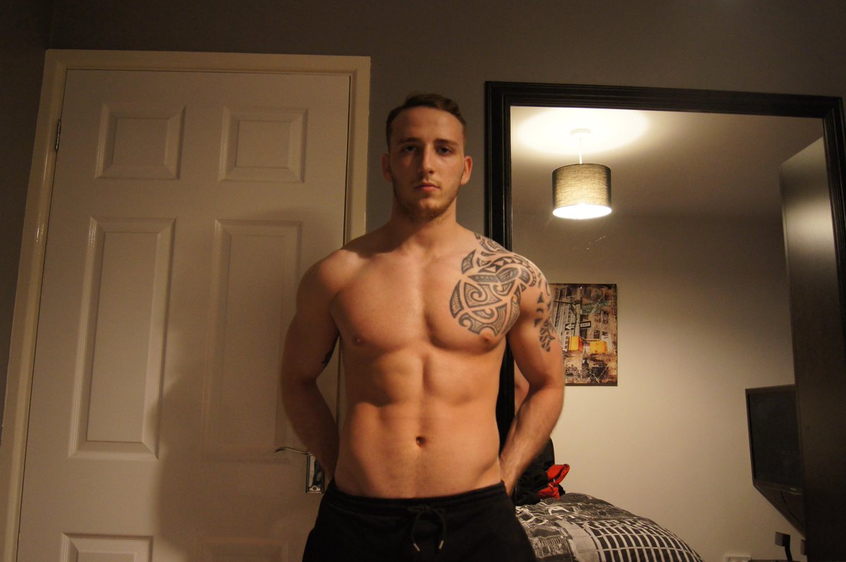 TomLopes__'s tweet photo. 3 weeks into cut, 6lbs cut and still maintaining muscle mass.  #TheGrind http://t.co/DZzOBGsHI2
