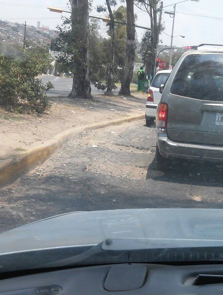 Trafico_ZMG's tweet photo. Mega bache en Periférico al ingreso con Avenida Juan Pablo II.
Precaución. http://t.co/KOMi1FWlFs