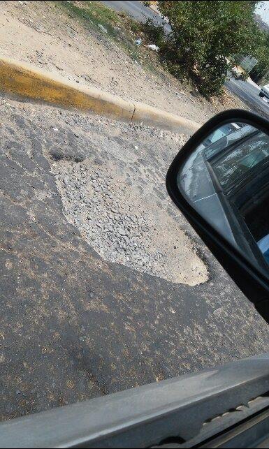Trafico_ZMG's tweet photo. Mega bache en Periférico al ingreso con Avenida Juan Pablo II.
Precaución. http://t.co/KOMi1FWlFs