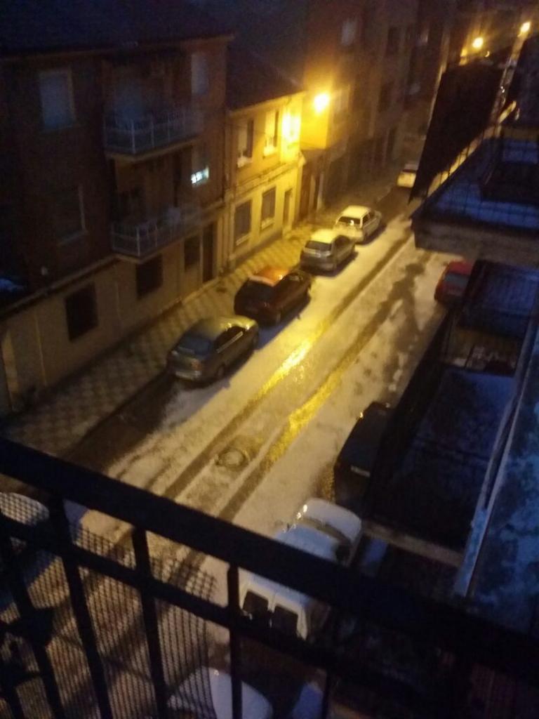 marykuki22's tweet photo. This is hail that looks like snow.Isn't it awesome ? http://t.co/vrrGsAmFMX