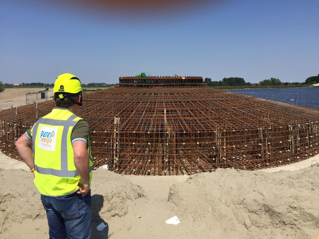 Met collega <a href="/pvvoorst/">Peter van Voorst</a> naar windparken Nieuw Prinsenland en Oud Dintel van <a href="/PureEnergieNL/">Pure Energie</a>. Indrukwekkende bouwklus!