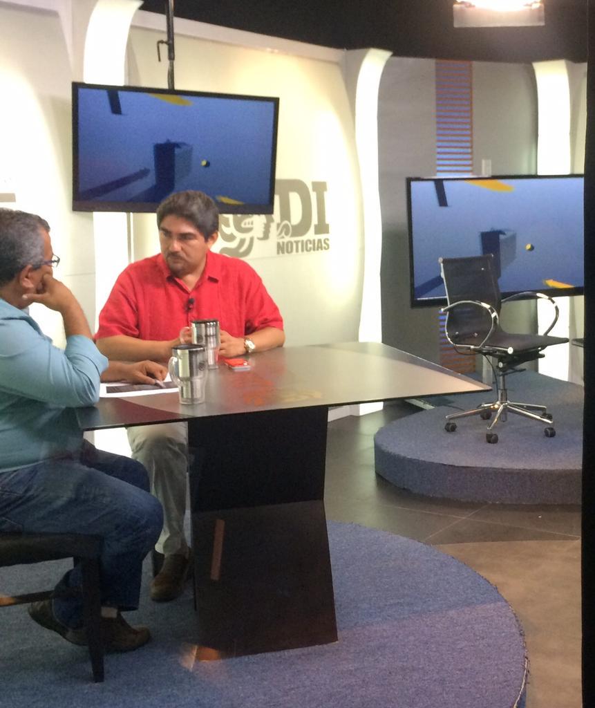 jlsaenzsoto's tweet photo. Un gusto estar en el programa #DiálogosSociedadYPolítica con el periodista @Joseluisperez67 http://t.co/pG6JBY9H2c