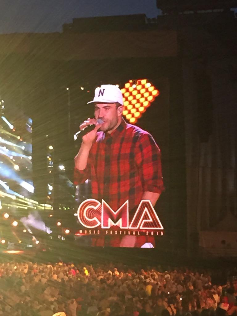 brooker85's tweet photo. #SamHunt #CMAFest just killed it at LP Field!! http://t.co/cFaPkm4HgA