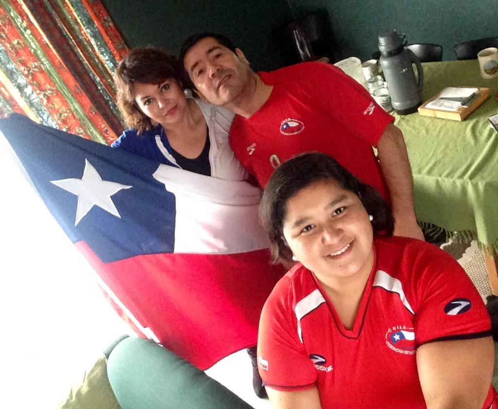 catalinarivas's tweet photo. Desde New Zealand apoyando a Nuestro Chile querido #LaCopaEstaEnEl13  @ClaudioPalma_ http://t.co/Gd6N2foRFQ