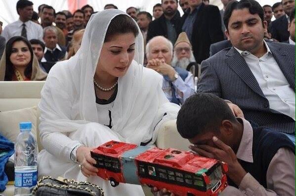 smwaleed's tweet photo. @jasmeenmanzoor 
Ghareeb Bacha: Baji Bookh Lagi hai
Maryam: Yeah lo beta Metro Kha lo
#AskGanjaTarbooz PMLN http://t.co/vAMHi78EaX