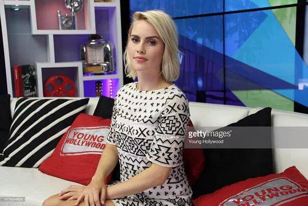Parece uma Barbie  Happy Birthday Claire Holt 