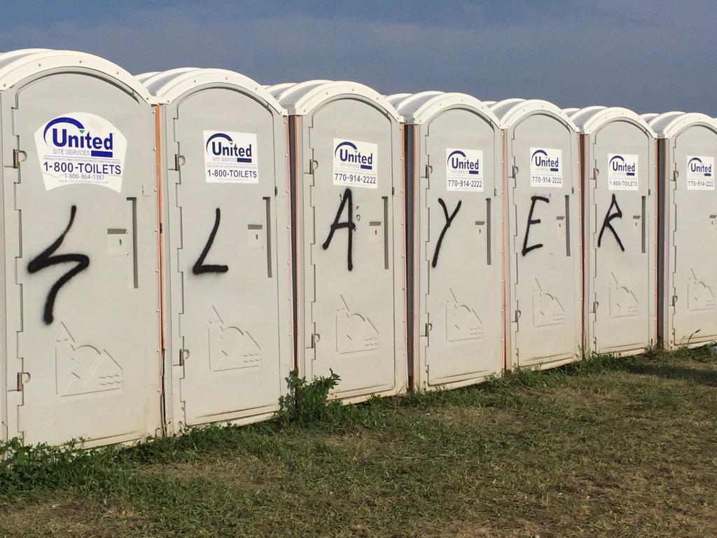badalvis's tweet photo. No one goes to the bathroom during Slayer! #Slayer #bonnaroo http://t.co/5b0FUjx8u6