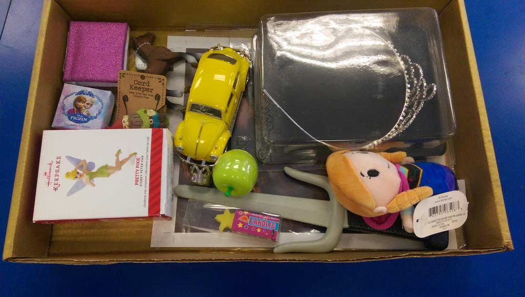 thedarkswen's tweet photo. I made my best internet friend a OUAT gift box, because I love her so much! 😃❤ http://t.co/WmEBJx7ABE