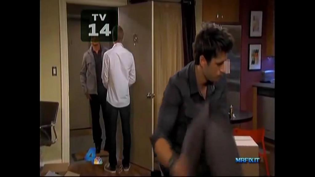 jafarm1991's tweet photo. Sonny's making the bed. #doesntgiveadamn #interrupted #DAYS #WilSon http://t.co/JwNpuxrIhG