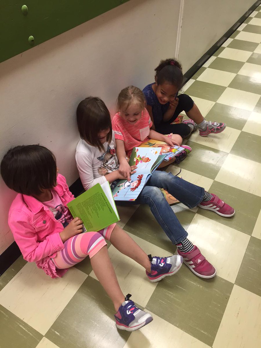 TDJ_FS's tweet photo. On lit partout dans l'école. C'est la période de lecture pour le plaisir. http://t.co/mpfeFpDZan