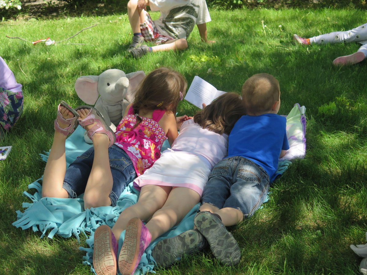 TDJ_FS's tweet photo. On lit partout dans l'école. C'est la période de lecture pour le plaisir. http://t.co/mpfeFpDZan