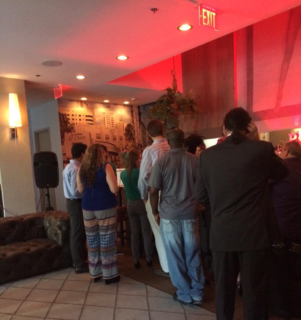 We see a crowd forming at the bar, but where are all our #selfies?! #NTSipsNSelfies @VintroHotels
